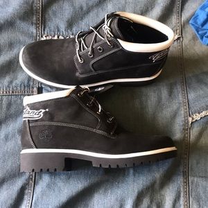 Woman’s size 10 black vintage Timberland boot.